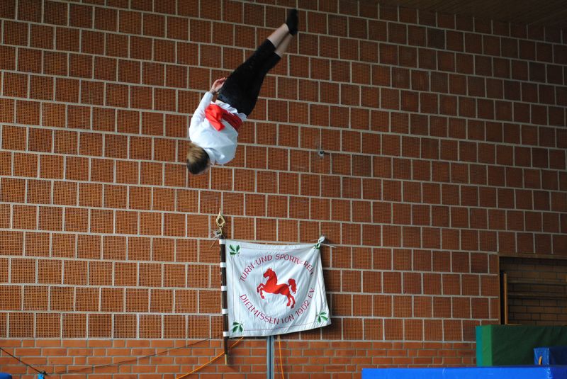 tl_files/TSV-Dielmissen/Bilder/2011/Schauturnen 09.10.2011/Salto Trampolin.JPG